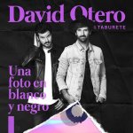 David Otero y Taburete - Una foto en blanco y negro